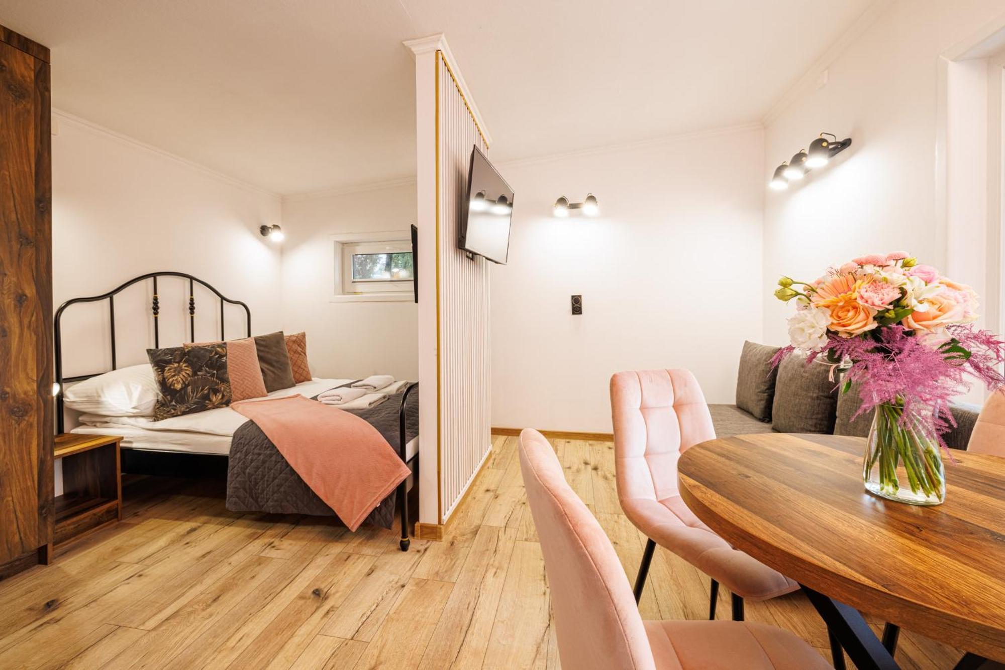 Dom Goscinny Marta - Pokoje, Apartamenty, Domki クリニツァ・モルスカ エクステリア 写真