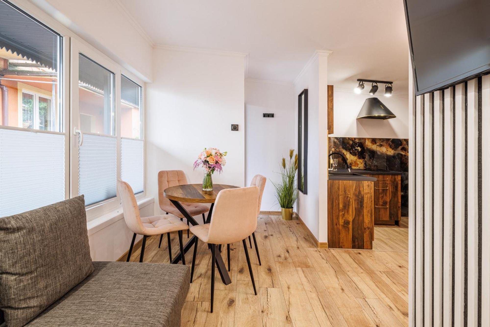 Dom Goscinny Marta - Pokoje, Apartamenty, Domki クリニツァ・モルスカ エクステリア 写真